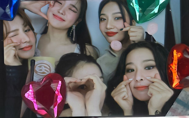 Hình ảnh nhóm nhạc nữ Red Velvet đầy đủ thành viên trên vé concert trực tuyến SMTOWN Live Culture Humanity. Ảnh: FBNV