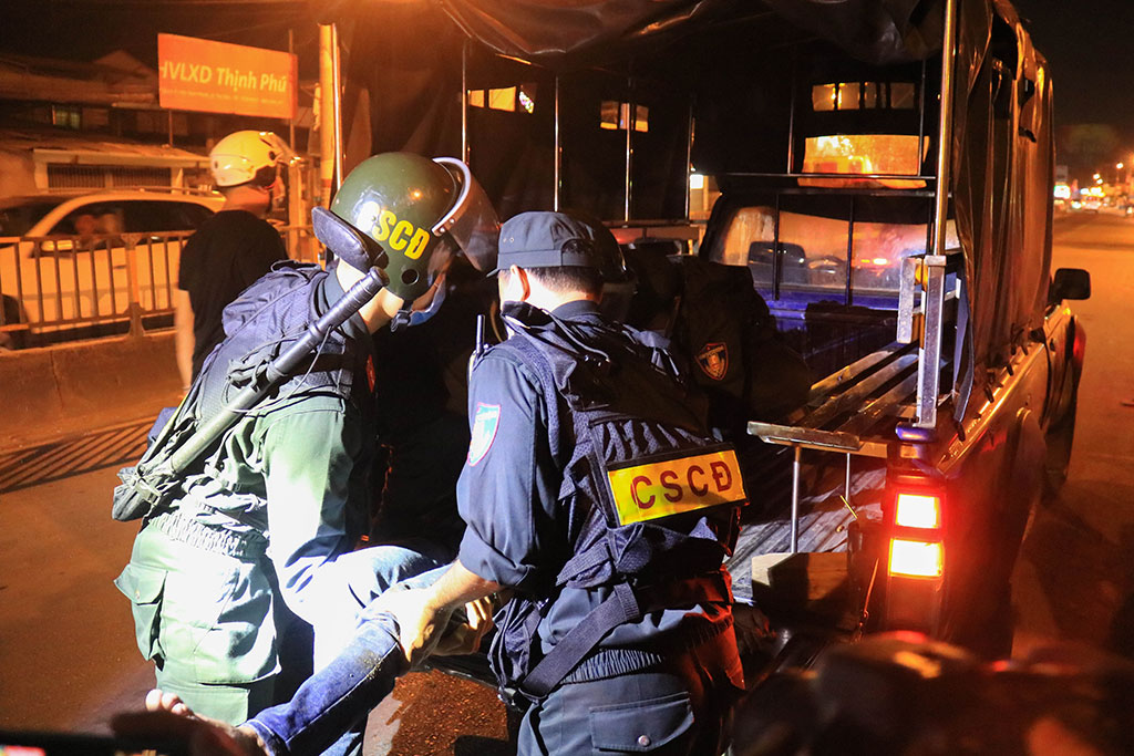 Đội tuần tra đưa nạn nhân đi cấp cứu đến bệnh viện Thủ Đức. ẢNH: LÊ NGỌC THẢO
