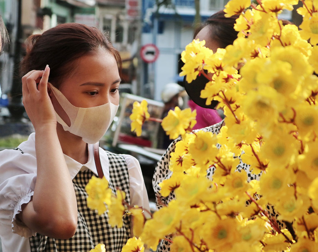 Nhiều người đến các cửa hàng để mua những vật trang trí cần thiết cho dịp năm mới. ẢNH: CAO AN BIÊN