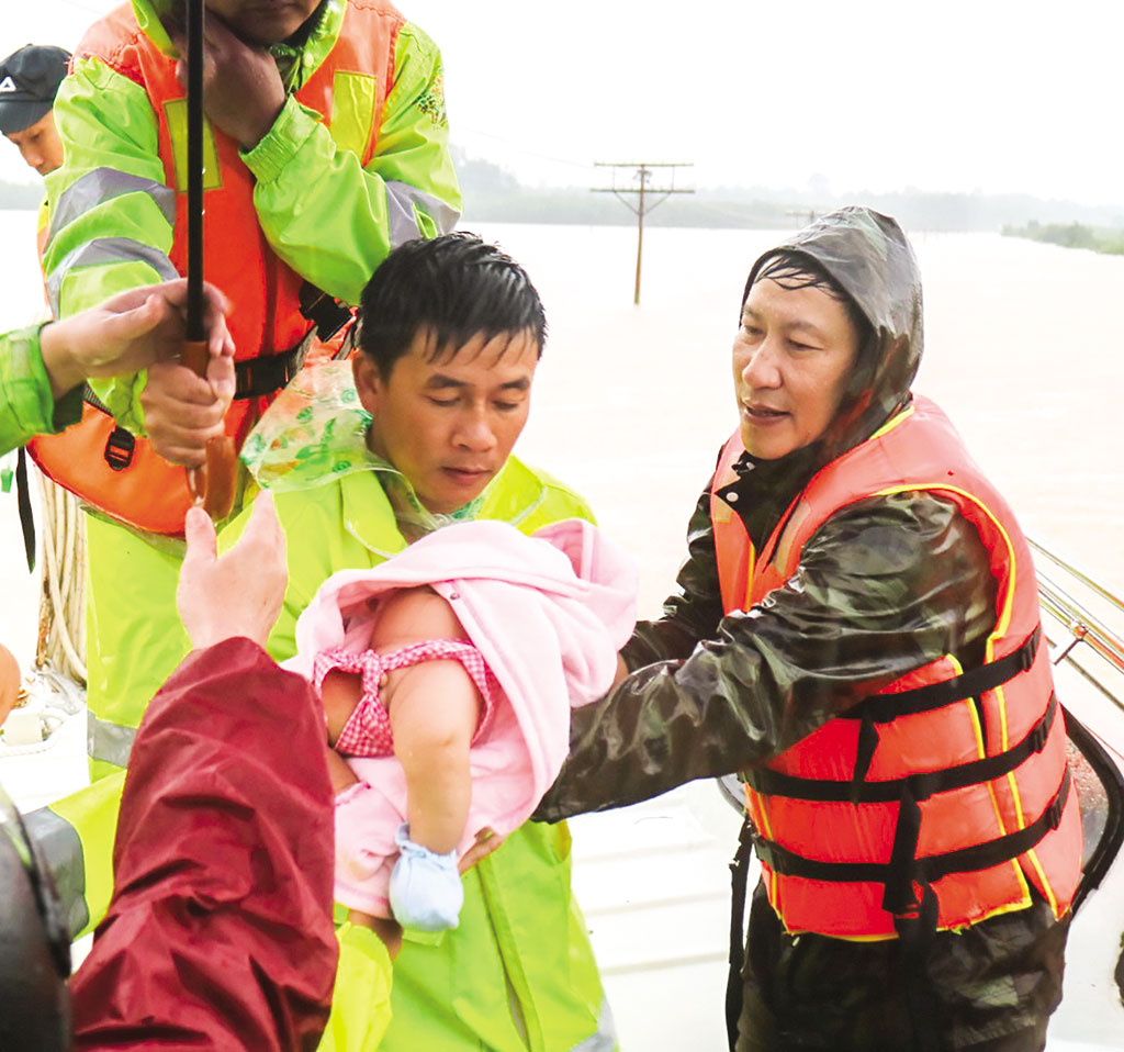 Em bé sơ sinh ở thôn Thượng Nguyên (xã Hải Lâm, huyện Hải Lăng) được cứu khỏi nước lụt hôm 9.10.2020 ẢNH: THANH LỘC