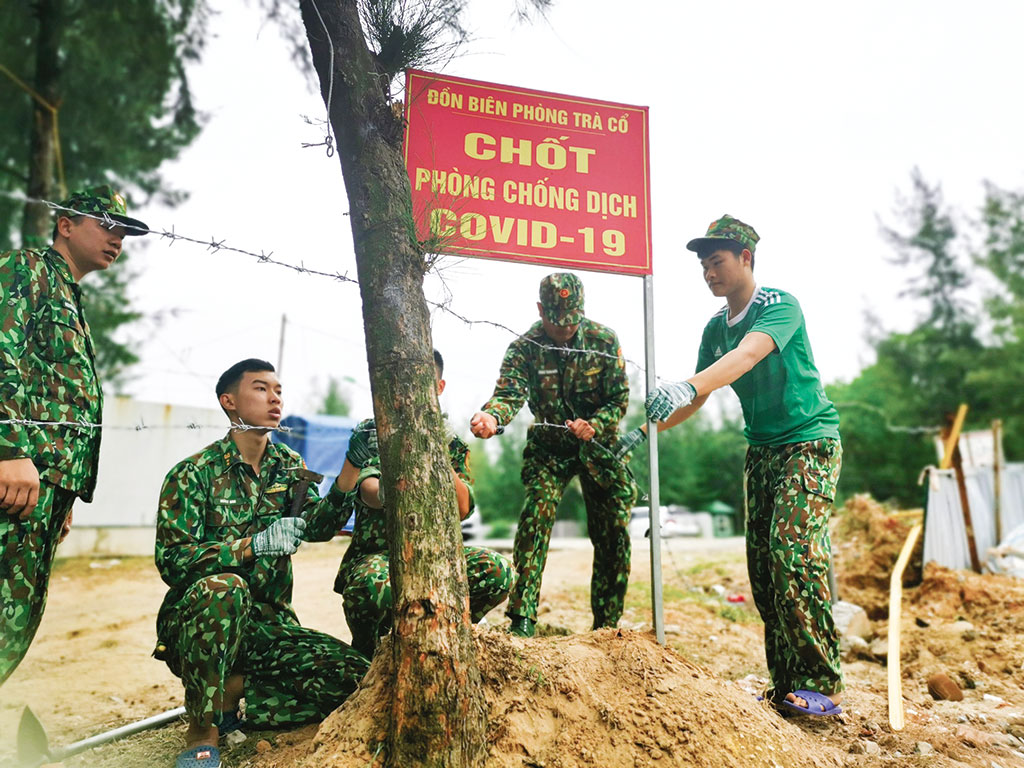 Chiến sĩ Đồn biên phòng Trà Cổ gia cố hàng rào thép gai 