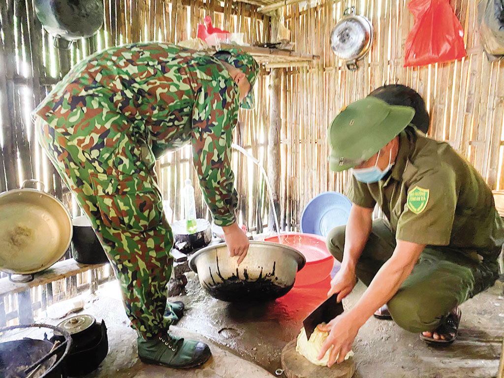 Bộ đội biên phòng Quảng Ninh ăn lán ngủ rừng xuyên tết phòng dịch Covid-19 Ảnh: LÃ NGHĨA HIẾU