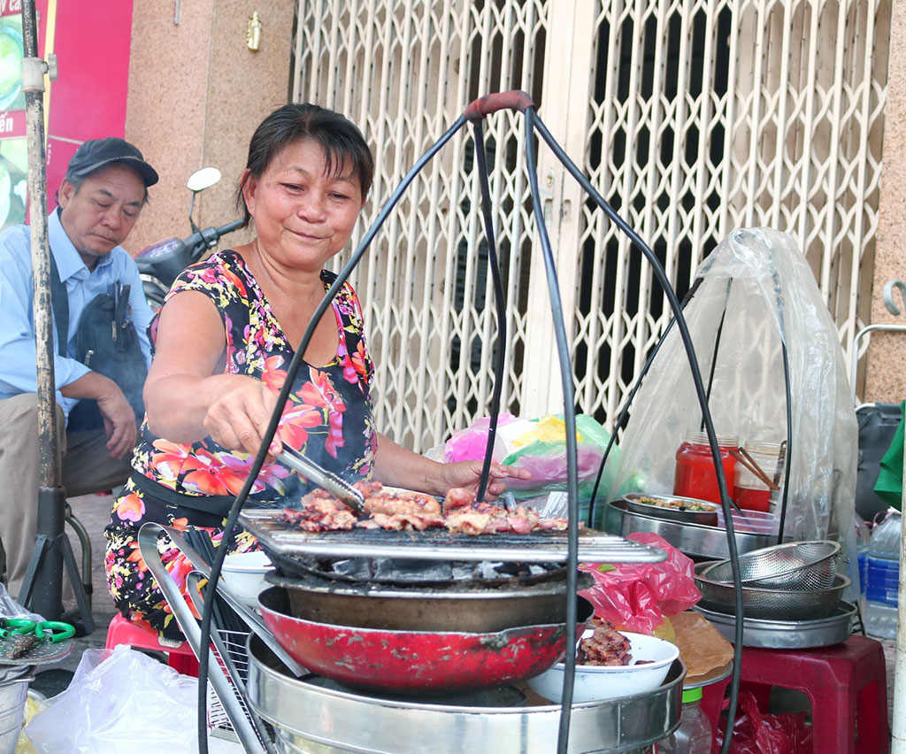 Gánh bún của bà chỉ vỏn vẹn 5 cái ghế đủ cho vài người ngồi. ẢNH: CAO AN BIÊN