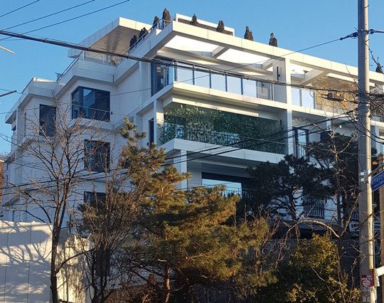 Căn nhà được cho là nơi ở mới của Hyun Bin. Ảnh: Allkpop
