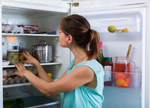 Cất thực phẩm dễ hỏng vào tủ lạnh trong vòng 2 giờ, trong mùa nắng nóng, nhiệt độ trên 32 độ C, thì cất ngay thức ăn đã nấu vào tủ lạnh trong vòng 1 giờ Shutterstock 