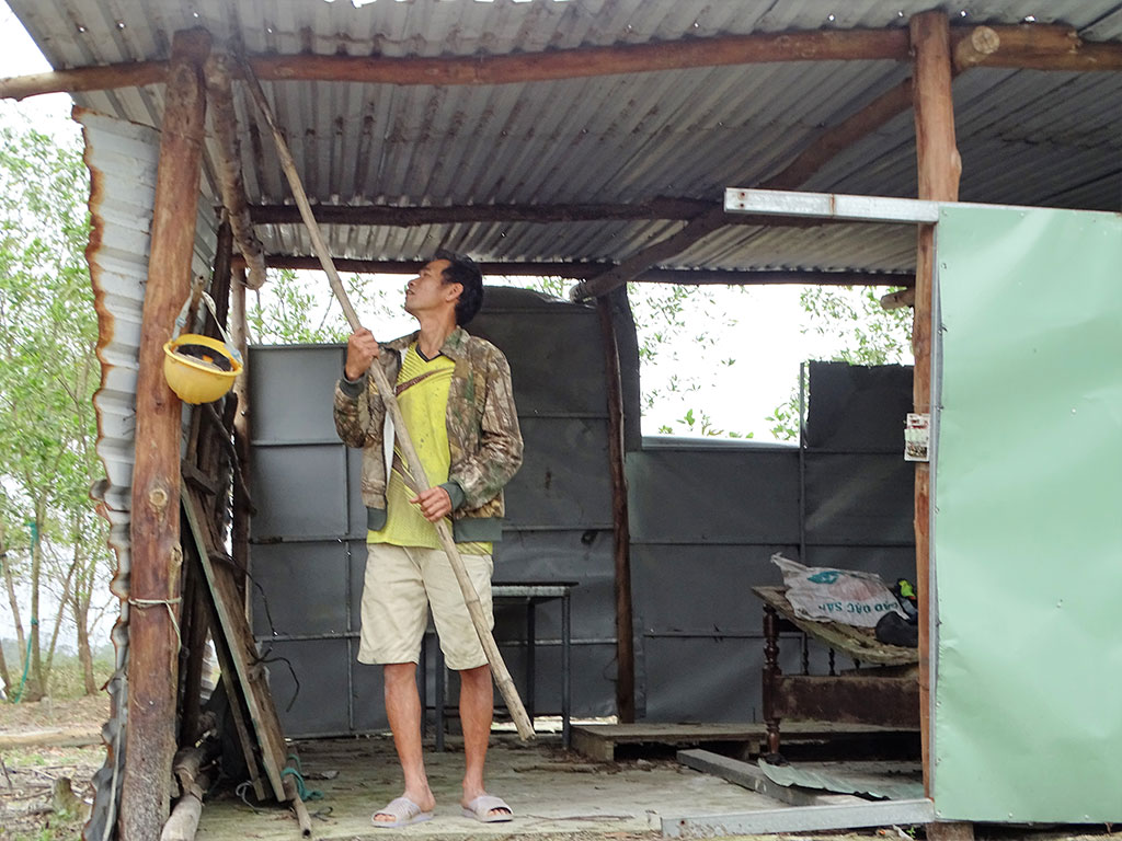 Anh Nguyễn Văn Thảo A. (xã Lộc Vĩnh, H.Phú Lộc) trong ngôi nhà bị bão 13 giật sập mới dựng lại tạm bợ