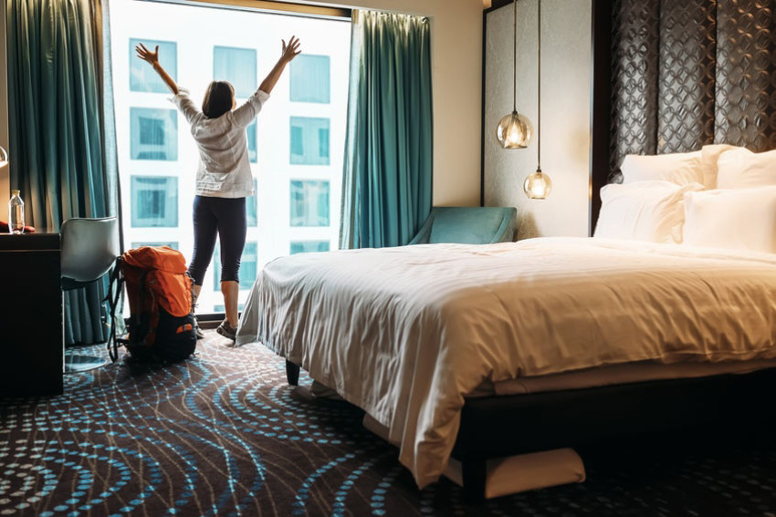 Nên chọn phòng khách sạn có nhiều ánh nắng mặt trời và cửa sổ thông gió Shutterstock