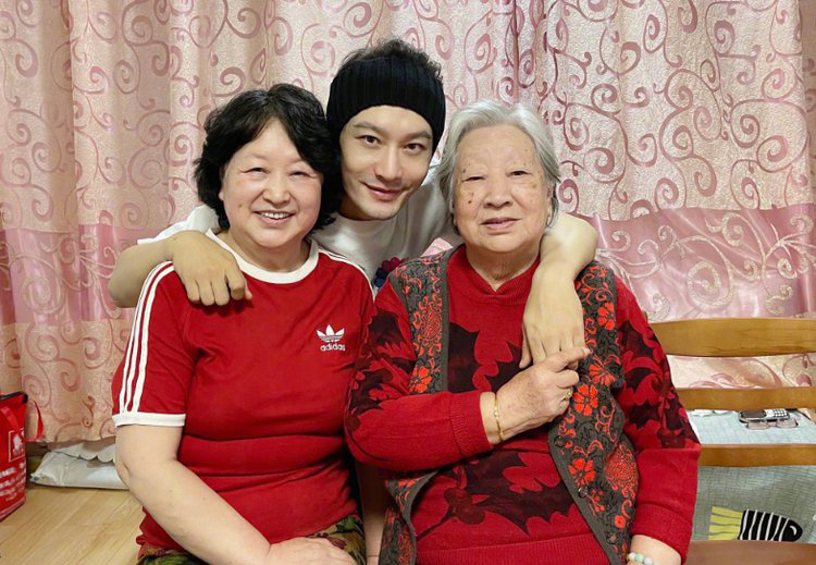 Nam diễn viên đăng tải ảnh chụp cùng bà và mẹ. Ảnh: Weibo NV