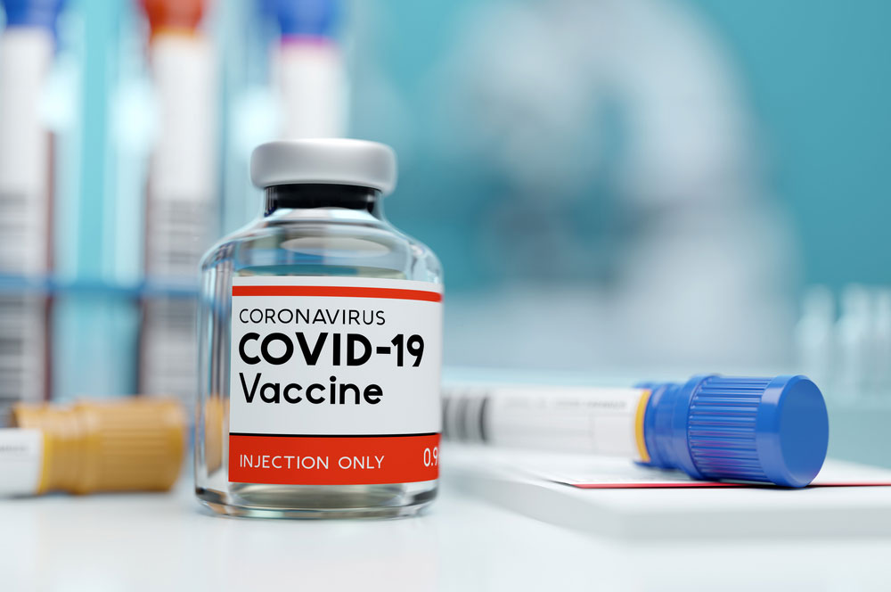Cần tiếp tục đeo khẩu trang và giữ khoảng cách xã hội ngay cả khi bạn đã tiêm vắc xin Covid-19 Shutterstock