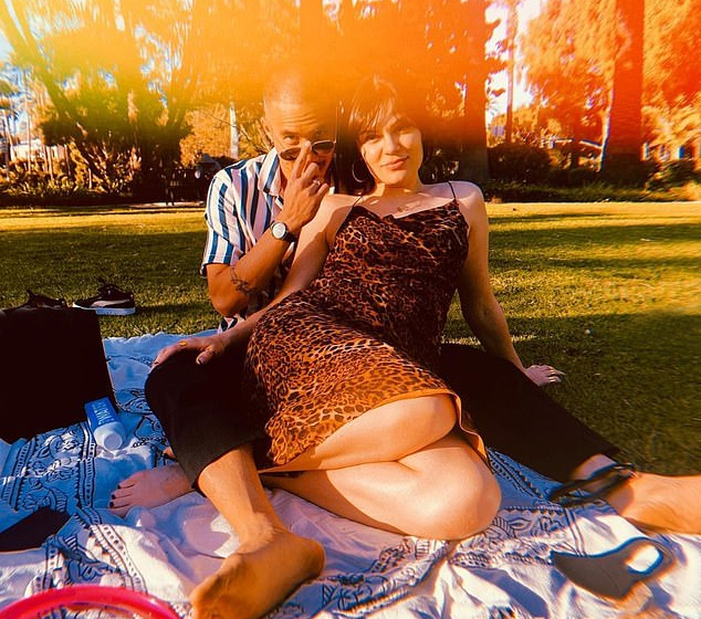 Nữ ca sĩ vui vẻ đi picnic cùng tình mới. Ảnh: Instagram NV