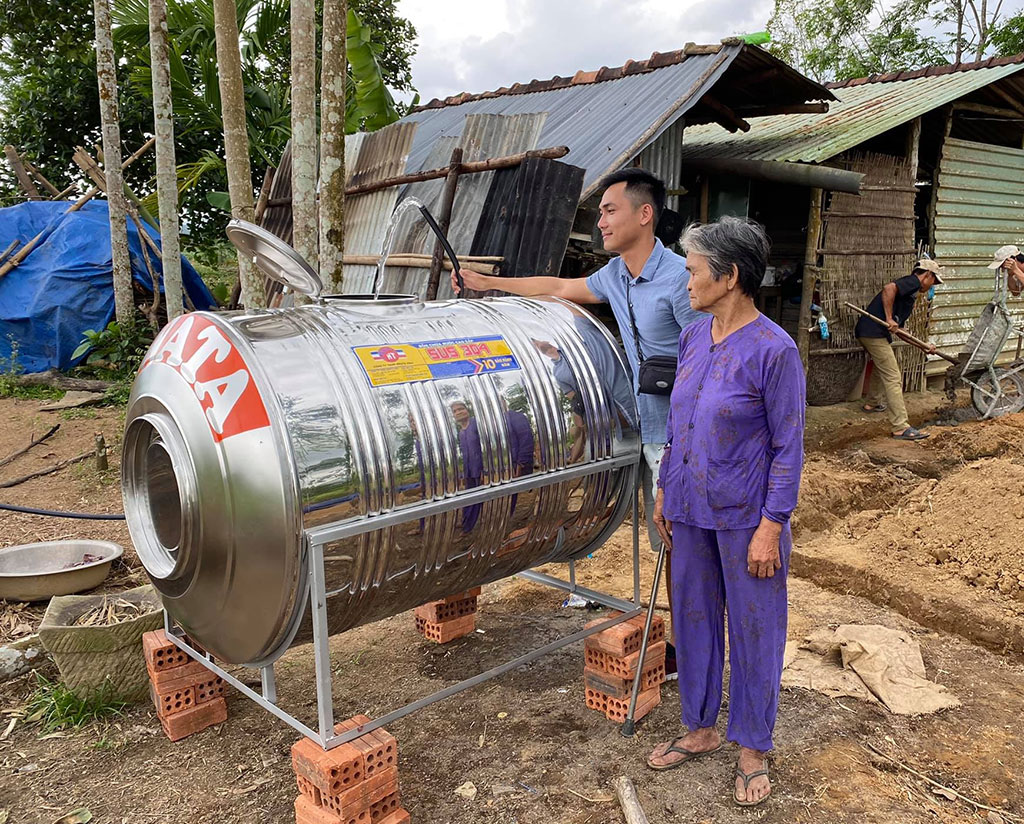Niềm vui ngày Lương Phi mang được nước về nhà cho bà cụ Phạm Thị Bông