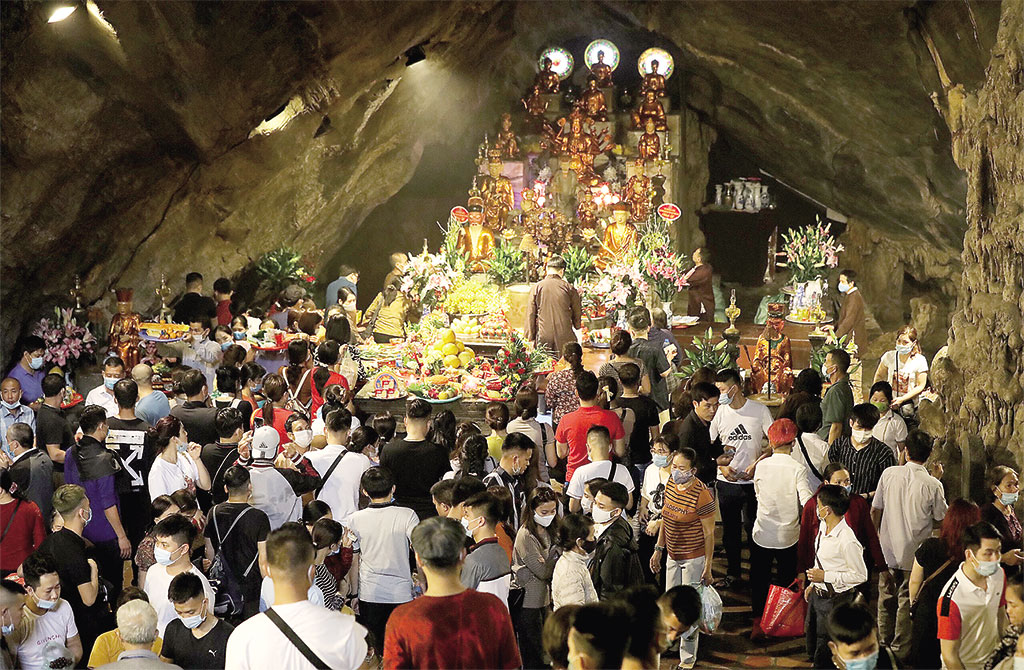 Chen chân hành lễ trong động Hương Tích, không thực hiện kẻ vạch, giãn cách như phương án đề ra Ảnh: Đậu Tiến Đạt