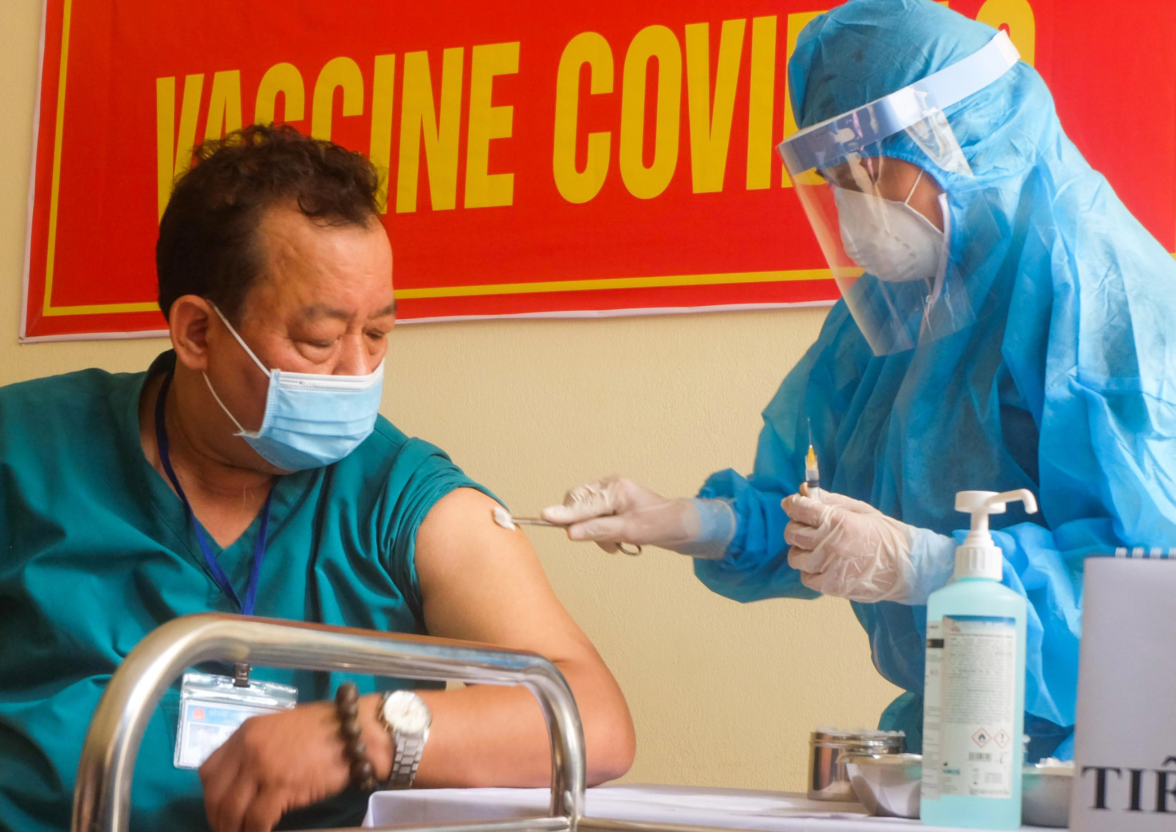 Bác sĩ Lê Thành Phúc, Giám đốc BV Phổi Đà Nẵng, là người tiêm vắc xin Covid-19 đầu tiên tại TP.Đà Nẵng ẢNH: HUY ĐẠT