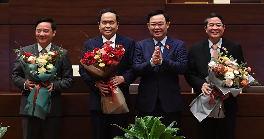 Chủ tịch QH Vương Đình Huệ tặng hoa chúc mừng các tân Phó chủ tịch QH