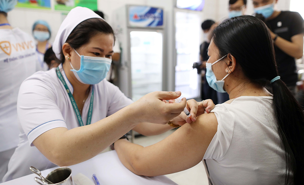 Tiêm vắc xin Covid-19 đợt 1 cho các nhân viên y tế Bệnh viện Bệnh nhiệt đới TP.HCM ẢNH: NGỌC DƯƠNG
