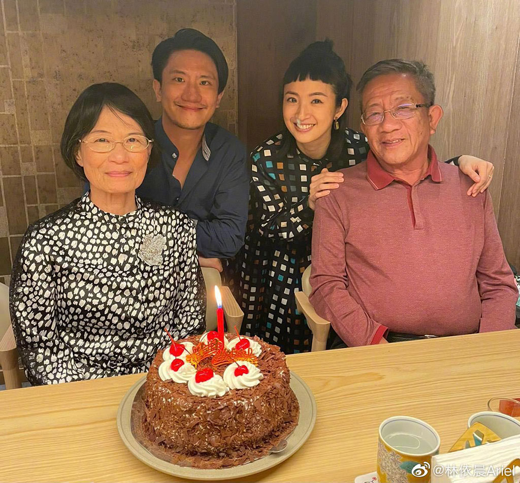 Lâm Y Thần cùng chồng và bố mẹ chồng. Ảnh: Weibo NV 