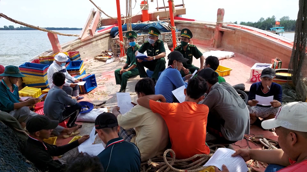 Lực lượng biên phòng Kiên Giang tuyên truyền cho ngư dân về phòng chống xuất nhập cảnh trái phép trên biển ẢNH: XUÂN LAM