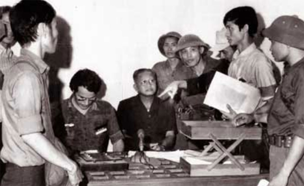 Tổng thống Dương Văn Minh tuyên bố đầu hàng, bên cạnh là phóng viên B.Gallasch đang bật máy ghi âm Ảnh: tư liệu