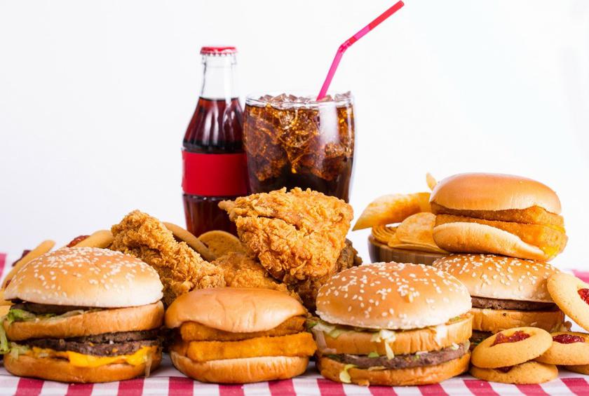 Chế độ ăn nhiều thức ăn nhanh và thực phẩm chế biến có thể gây mất cân bằng vi khuẩn trong ruột Shutterstock