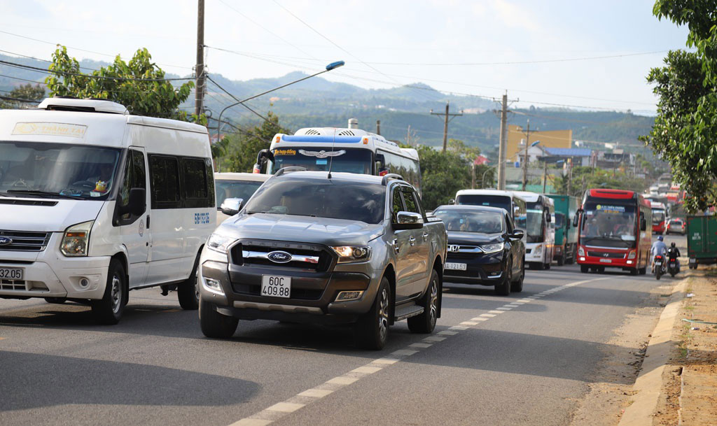 Nhiều tài xế cố tình lấn làn vượt ẩu gây thêm ách tắc giao thông đoạn qua xã Đại Lào, TP. Bảo Lộc chiều 2.5 ẢNH: TRÙNG DƯƠNG