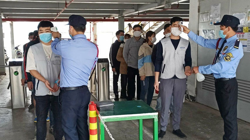 Công ty TNHH Samkwang Vina (KCN Quang Châu, H.Việt Yên, tỉnh Bắc Giang) kiểm tra thân nhiệt công nhân trước mỗi ca làm việc Ảnh: Đỗ Quyên