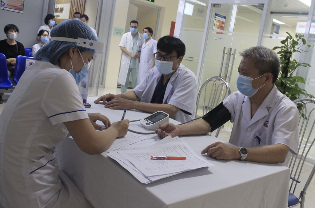 Khám sàng lọc trước tiêm vắc xin Covid-19, tại Bệnh viện E (Bộ Y tế) Ảnh: Xuân Thanh