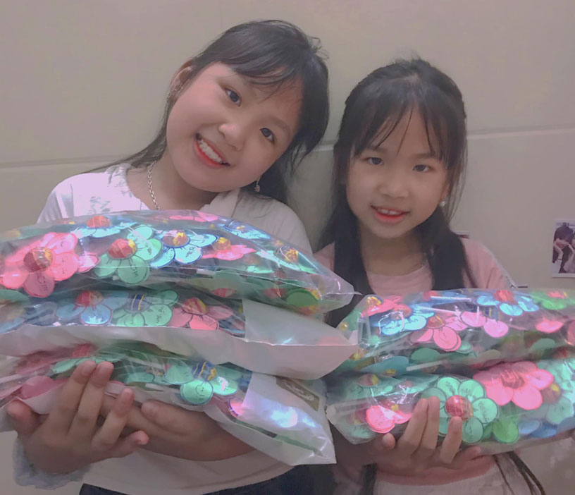 Hai chị em Linh (trái) và Duyên (phải) vui mừng khi trang trí xong số kẹo sau 3 ngày miệt mài NVCC