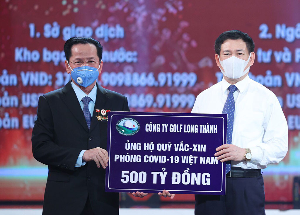 Ông Lê Văn Kiểm (trái, Chủ tịch HĐQT Công ty Golf Long Thành) đóng góp 500 tỉ đồng