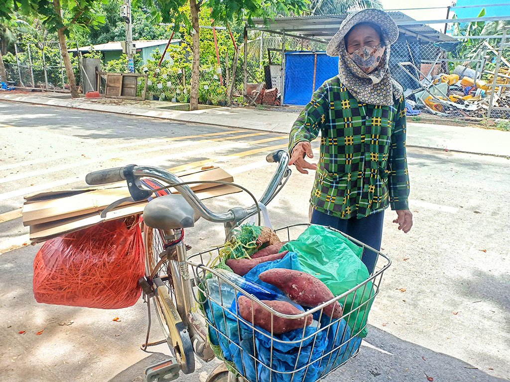 Bà Nguyễn Thị Thanh “đi chợ” ở gian hàng 0 đồng ẢNH: PHẠM THU NGÂN