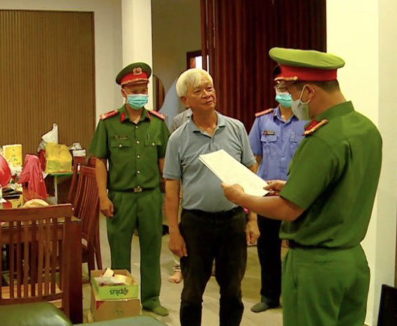 Cơ quan tố tụng đọc lệnh bắt tạm giam ông Nguyễn Chiến Thắng (giữa) ẢNH: KTV 