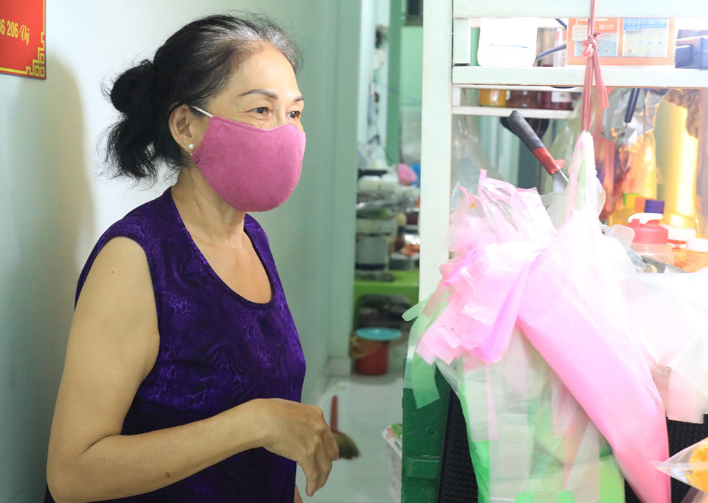 Bà Hồng Hà (56 tuổi, ngụ Q.2) - chủ một quán ăn vặt là tác giả của “thông báo lạ” 