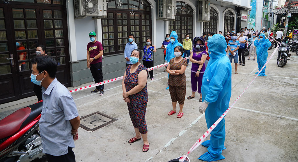 Nhân viên y tế lấy mẫu xét nghiệm tầm soát trên diện rộng trong khu dân cư ở P.14, Q.Tân Bình, TP.HCM vào ngày 18.6 ẢNH: ĐỘC LẬP