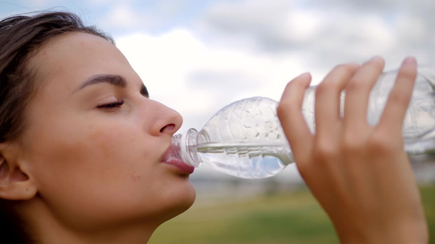 Uống nước có thể giúp giảm lượng đường trong máu cao Shutterstock