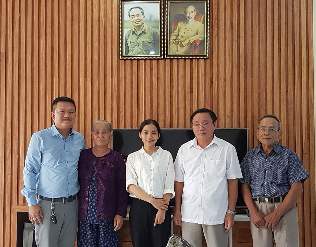 Mười (đứng giữa) và bố mẹ cùng PV Thanh Niên (ngoài cùng bên trái), ông Nguyễn Đức Dũng (thứ 2 từ phải qua) dịp vừa tốt nghiệp đại học cuối năm 2020 ẢNH: NGUYỄN PHÚC