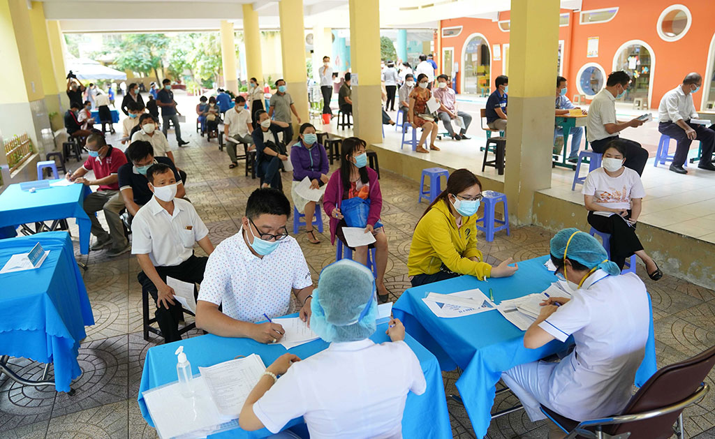 Điểm tiêm cộng đồng tại Trường tiểu học Nguyễn Bỉnh Khiêm, Q.1 do Bệnh viện Q.1 phụ trách
