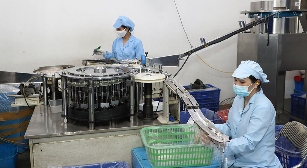 Sản xuất bơm kim tiêm của một doanh nghiệp tại Hà Nội phục vụ cho chiến dịch tiêm chủng quốc gia phòng Covid-19 Ảnh: Quang Phúc