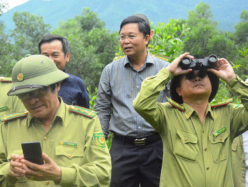 Chủ tịch UBND tỉnh Quảng Nam Lê Trí Thanh (đứng giữa) trong một lần kiểm tra đàn voọc ở núi Hòn Dồ ẢNH: NAM THỊNH