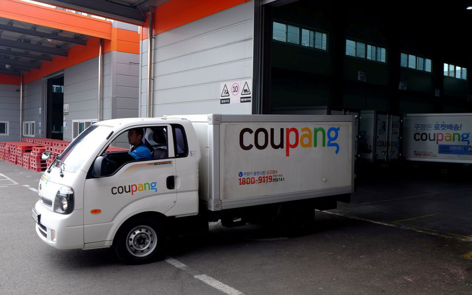 Xe tải giao hàng của Coupang rời trung tâm phân phối ở Seoul, Hàn Quốc - Ảnh 02: Reuters