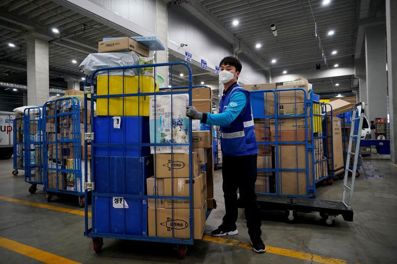 Nhân viên Coupang Jung Im-hong đang bốc các gói hàng để chuẩn bị giao ở Incheon, Hàn Quốc - Ảnh 03: Reuters 