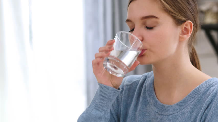 Thường xuyên uống không đủ nước có thể gây tổn thương thận Shutterstock