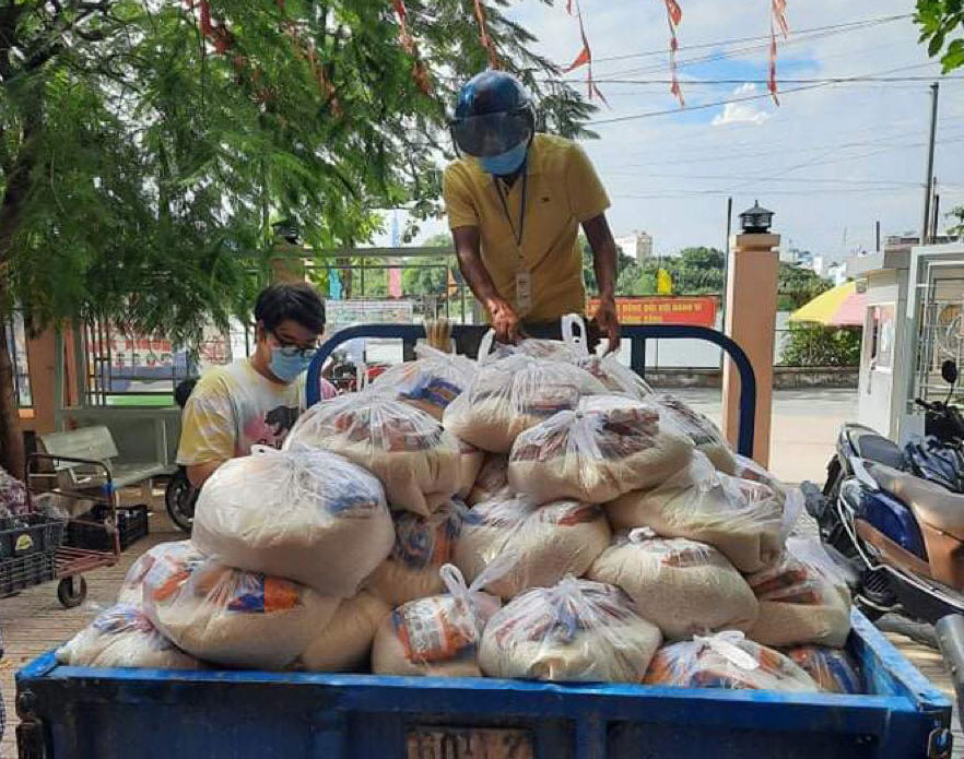 Những người trẻ nhóm “Góp gạo, nhu yếu phẩm” dù Sài Gòn giãn cách vẫn quyên góp gạo, trứng giúp bà con Ảnh: NVCC