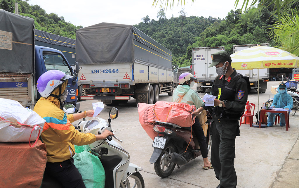  Lực lượng chức năng thu lại phiếu xác nhận đã khai báo y tế để người dân qua chốt