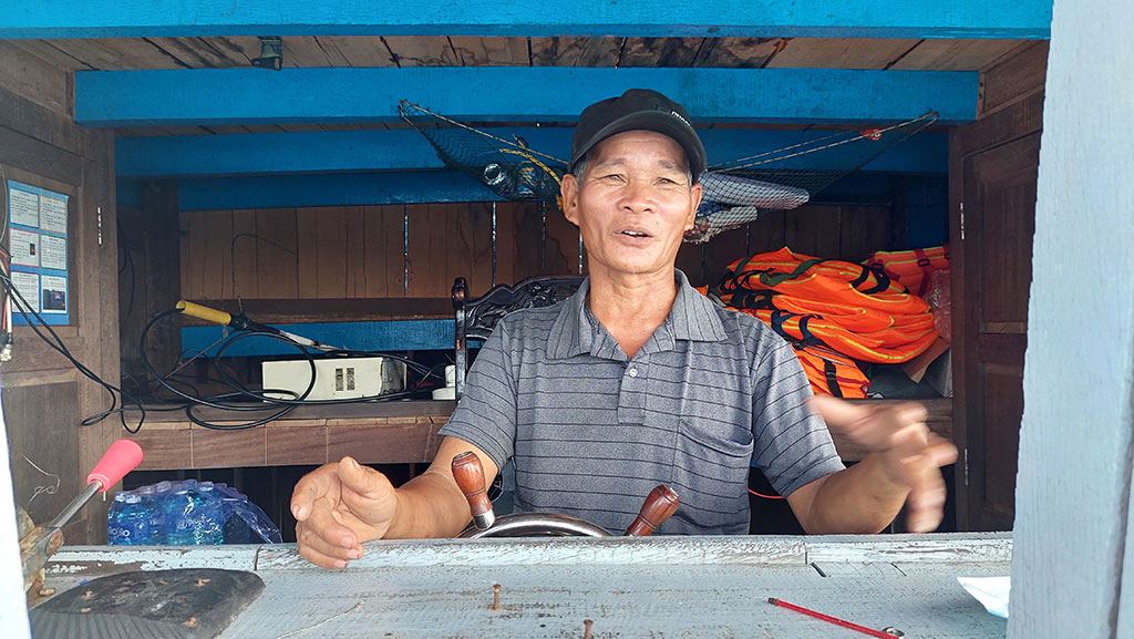 Ngư dân Nguyễn Văn Hoàng luôn sát cánh cùng 2 con trai đánh bắt ở vùng biển chủ quyền Hoàng Sa ẢNH: HOÀNG SƠN