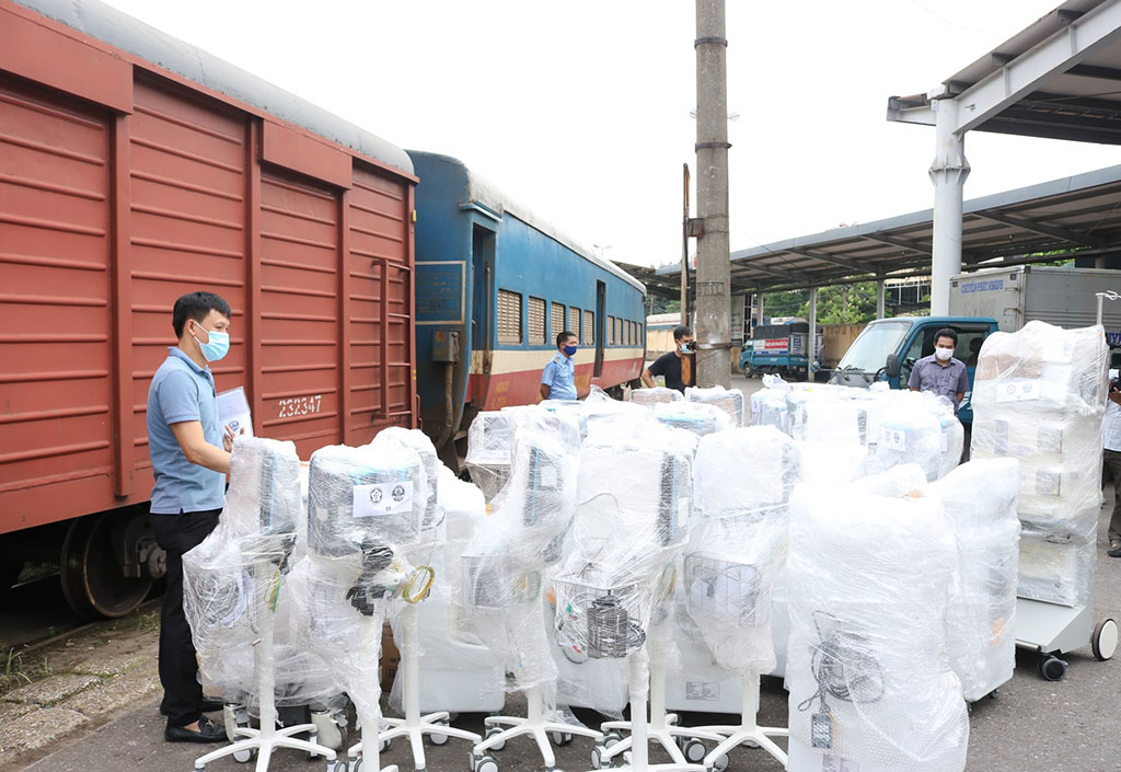 Thiết bị y tế do Bệnh viện Bạch Mai chuyển bằng tàu hỏa từ Hà Nội đến TP.HCM phục vụ điều trị bệnh nhân Covid-19 nặng Ảnh: M.Thanh