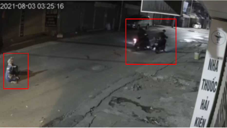 Mặc nạn nhân khóc lóc, van xin, nhóm cướp vẫn thản nhiên lấy đi chiếc xe máy Ảnh: Chụp màn hình