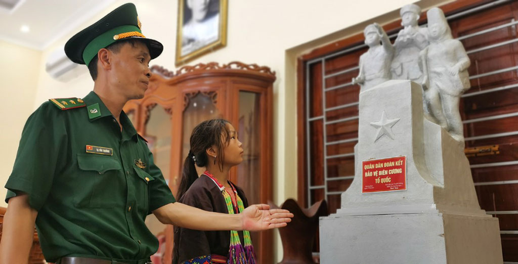 Phùn Thị Mai được bố nuôi Tạ Tấn Trường giảng bài về lịch sử truyền thống Bộ đội biên phòng VN Ảnh: Lã Hiếu Nghĩa