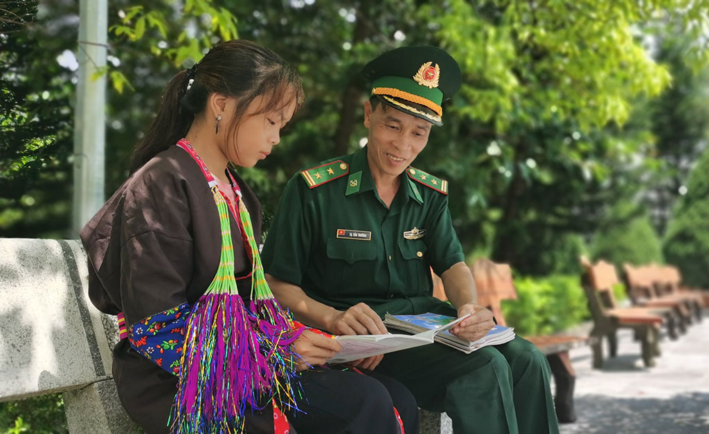 Cha con Phùn Thị Mai cùng nhau ôn lại bài tại khuôn viên Đồn Biên phòng Pò Hèn