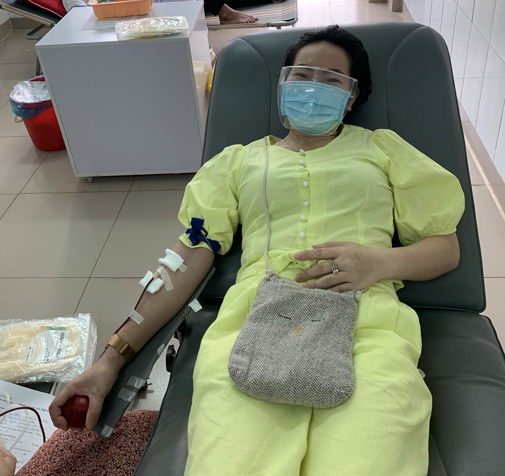 Chị Hoàng Thị Uyên Phương tham gia hiến máu giữa lúc dịch bệnh (ảnh chụp sáng 3.8 tại Bệnh viện đa khoa tỉnh Quảng Trị)