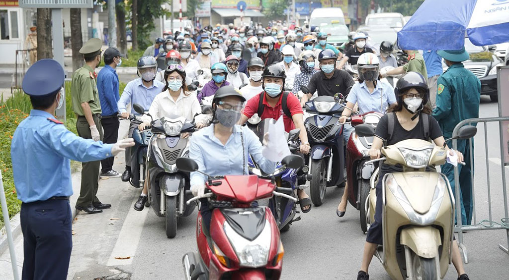 Ùn tắc tại chốt kiểm soát trên đường Nguyễn Chí Thanh sáng 9.8 Ảnh: Trần Cường