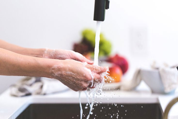Nên rửa tay bằng xà phòng và nước trong vòng 15 đến 20 giây SHUTTERSTOCK